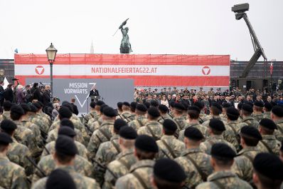 Am 26. Oktober 2022 hielt Bundeskanzler Karl Nehammer (im Bild) im Rahmen der Angelobung der Rekrutinnen und Rekruten des österreichischen Bundesheeres auf dem Wiener Heldenplatz eine Rede zum Österreichischen Nationalfeiertag.