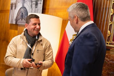 Am 26. Oktober 2022 empfing Bundeskanzler Karl Nehammer Besucherinnen und Besucher im Bundeskanzleramt.
