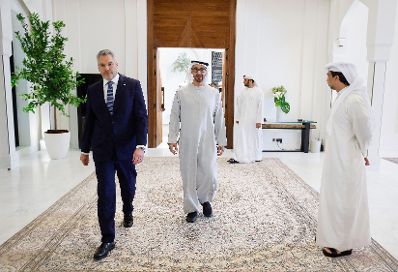 Am 27. Oktober 2022 reiste Bundeskanzler Karl Nehammer (l.) zu einem mehrtägigen Arbeitsbesuch nach Abu Dhabi. Im Bild mit Präsident Sheikh Mohamed Bin Zayed Alnahyan (m.r.).