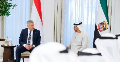 Am 27. Oktober 2022 reiste Bundeskanzler Karl Nehammer (l.) zu einem mehrtägigen Arbeitsbesuch nach Abu Dhabi. Im Bild mit Präsident Sheikh Mohamed Bin Zayed Alnahyan (r.).