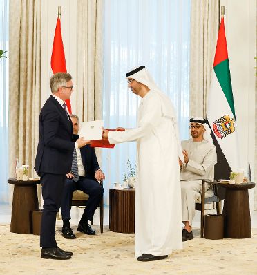 Am 27. Oktober 2022 reiste Bundeskanzler Karl Nehammer (m.l.) zu einem mehrtägigen Arbeitsbesuch nach Abu Dhabi. Im Bild mit Bundesminister Magnus Brunner (l.) und Präsident Sheikh Mohamed Bin Zayed Alnahyan (r.).