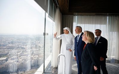 Am 27. Oktober 2022 reiste Bundeskanzler Karl Nehammer (m.l.) zu einem mehrtägigen Arbeitsbesuch nach Abu Dhabi. Im Bild mit Bundesminister Magnus Brunner (r.) und Bundesministerin Leonore Gewessler (m.r.).