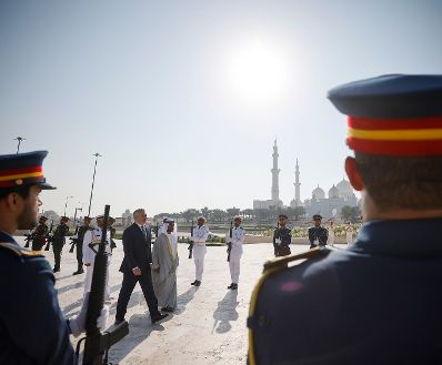 Am 27. Oktober 2022 reiste Bundeskanzler Karl Nehammer (m.l.) zu einem mehrtägigen Arbeitsbesuch nach Abu Dhabi. Im Bild im Rahmen einer Kranzniederlegung am Kriegerdenkmal.