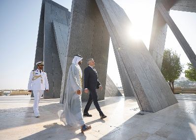 Am 27. Oktober 2022 reiste Bundeskanzler Karl Nehammer (r.) zu einem mehrtägigen Arbeitsbesuch nach Abu Dhabi. Im Bild im Rahmen einer Kranzniederlegung am Kriegerdenkmal.