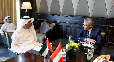 Am 28. Oktober 2022 reiste Bundeskanzler Karl Nehammer (r.) zu einem mehrtägigen Arbeitsbesuch nach Abu Dhabi. Im Bild mit Sultan Ahmed Al Jaber, CEO Abu Dhabi Oil Company (l.).