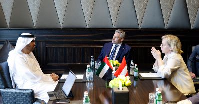 Am 28. Oktober 2022 reiste Bundeskanzler Karl Nehammer (m.) zu einem mehrtägigen Arbeitsbesuch nach Abu Dhabi. Im Bild mit Sultan Ahmed Al Jaber, CEO Abu Dhabi Oil Company (l.) und Bundesministerin Leonore Gewessler (r.).