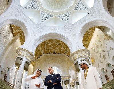 Am 28. Oktober 2022 reiste Bundeskanzler Karl Nehammer (m.) zu einem mehrtägigen Arbeitsbesuch nach Abu Dhabi. Im Bild bei der Besichtigung der großen Moschee.