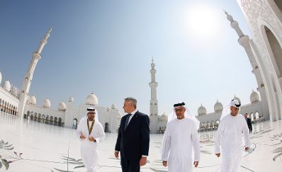 Am 28. Oktober 2022 reiste Bundeskanzler Karl Nehammer (m.l.) zu einem mehrtägigen Arbeitsbesuch nach Abu Dhabi. Im Bild bei der Besichtigung der großen Moschee.