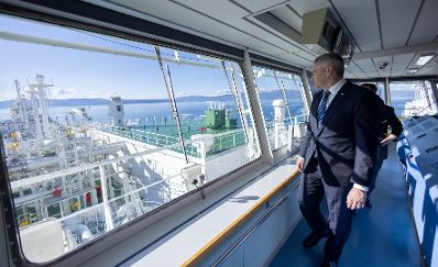 Am 23. November 2022 setzte Bundeskanzler Karl Nehammer seinen Arbeitsbesuch in Zagreb fort. Im Bild beim LNG Terminal.