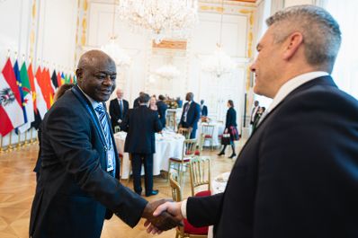 Am 28. November 2022 empfing Bundeskanzler Karl Nehammer (r.) gemeinsam mit Bundesminister Alexander Schallenberg Botschafterinnen und Botschafter aus Afrika.