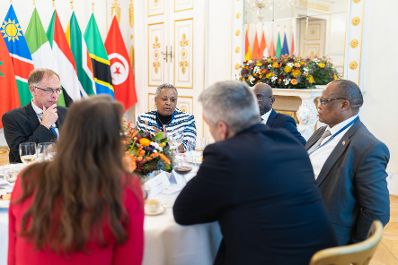 Am 28. November 2022 empfing Bundeskanzler Karl Nehammer gemeinsam mit Bundesminister Alexander Schallenberg Botschafterinnen und Botschafter aus Afrika.