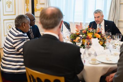 Am 28. November 2022 empfing Bundeskanzler Karl Nehammer (r.) gemeinsam mit Bundesminister Alexander Schallenberg Botschafterinnen und Botschafter aus Afrika.
