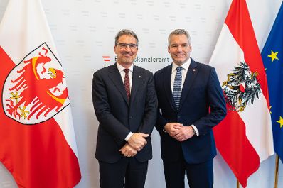 Am 29. November 2022 empfing Bundeskanzler Karl Nehammer (r.) den Südtiroler Landeshauptmann Arno Kompatscher (l.) zu einem Gespräch.