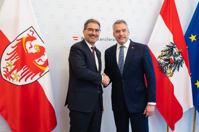 Am 29. November 2022 empfing Bundeskanzler Karl Nehammer (r.) den Südtiroler Landeshauptmann Arno Kompatscher (l.) zu einem Gespräch.