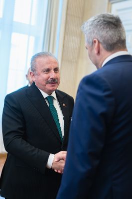 Am 29. November 2022 empfing Bundeskanzler Karl Nehammer (r.) den türkischen Parlamentspräsident Mustafa Sentop (l.) zu einem Gespräch.