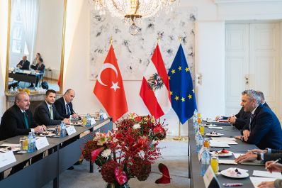 Am 29. November 2022 empfing Bundeskanzler Karl Nehammer (r.) den türkischen Parlamentspräsident Mustafa Sentop (l.) zu einem Gespräch.