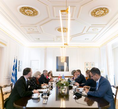 Am 2. Dezember 2022 reiste Bundeskanzler Karl Nehammer (3.v.l.) zu einem Arbeitsbesuch nach Athen. Im Bild mit dem griechischen Ministerpräsidenten Kyriakos Mitsotakis (3.v.r.).