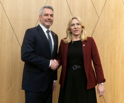 Am 6. Dezember 2022 reiste Bundeskanzler Karl Nehammer (l.) zu einem Arbeitsbesuch nach Tirana. Im Bild mit der Präsidentin von Bosnien und Herzegowina Željka Cvijanović (r.).