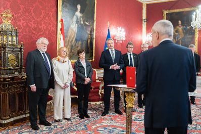 Am 20. Dezember 2022 nahm Bundeskanzler Karl Nehammer (3.v.r.) an der der Verleihung eines Ehrenzeichens an Nobelpreisträger Anton Zeilinger (l.) teil. Im Bild mit Bundespräsident Alexander van der Bellen (r.) und Bundesminister Martin Polaschek (2.v.r.).