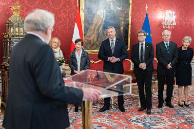 Am 20. Dezember 2022 nahm Bundeskanzler Karl Nehammer (4.v.r.) an der der Verleihung eines Ehrenzeichens an Nobelpreisträger Anton Zeilinger (l.) teil. Im Bild mit Bundesminister Martin Polaschek (3.v.r.).