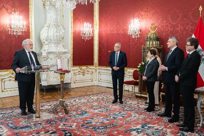 Am 20. Dezember 2022 nahm Bundeskanzler Karl Nehammer (2.v.r.) an der der Verleihung eines Ehrenzeichens an Nobelpreisträger Anton Zeilinger (l.) teil. Im Bild mit Bundespräsident Alexander van der Bellen (2.v.l.) und Bundesminister Martin Polaschek (r.).