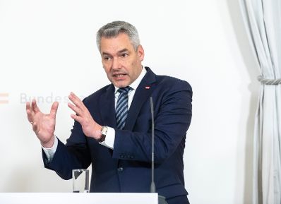 Am 21. Dezember 2022 nahmen Bundeskanzler Karl Nehammer (im Bild) und Vizekanzler Werner Kogler am Pressefoyer nach dem Ministerrat teil.