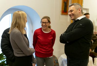 Am 23. Dezember 2022 besuchte Bundeskanzler Karl Nehammer (r.) gemeinsam mit Bundesministerin Susanne Raab die St. Elisabeth Stiftung der Erzdiözese Wien.