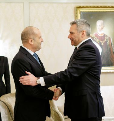 Am 1. Jänner 2023 besuchte Bundeskanzler Karl Nehammer (r.) das Neujahrskonzert. Im Bild mit dem Präsidenten der Republik Bulgarien, Rumen Radev (l.).