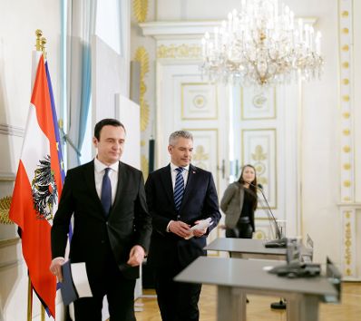 Am 12. Jänner 2023 empfing Bundeskanzler Karl Nehammer (r.) den kosovarischen Premierminister Albin Kurti (l.) zu einem Gespräch. Im Bild bei der Pressekonferenz.