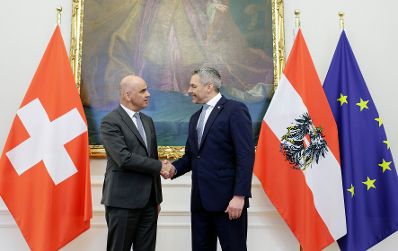 Am 13. Jänner 2023 empfing Bundeskanzler Karl Nehammer (r.) den Schweizer Bundespräsident Alain Berset (l.) zu einem Gespräch.