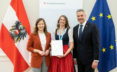 Am 17. Jänner 2023 lud Bundeskanzler Karl Nehammer (r.) gemeinsam mit Bundesministerin Claudia Plakolm (l.) das österreichische WorldSkills-Team 2022 zum einem Empfang im Bundeskanzleramt ein.