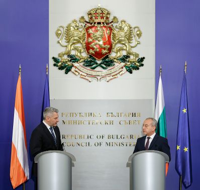 Am 23. Jänner 2023 reiste Bundeskanzler Karl Nehammer (l.) zu einem Arbeitsbesuch nach Bulgarien. Im Bild bei einem gemeinsamen Pressestatement mit dem bulgarischen Premierminister Galab Donew (r.).