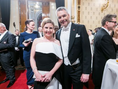 Am 16. Februar 2023 besuchte Bundeskanzler Karl Nehammer (r.) den Wiener Opernball. Im Bild mit Bundesministerin Susanne Raab (l.).