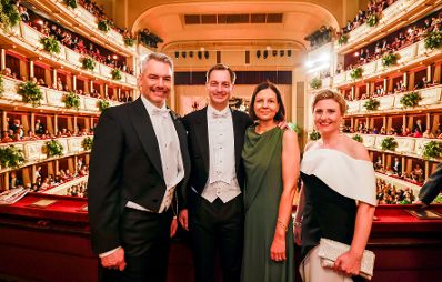 Am 16. Februar 2023 besuchte Bundeskanzler Karl Nehammer (l.) den Wiener Opernball. Im Bild mit dem belgischen Premierminister Alexander De Croo (m.l.) und Bundesministerin Susanne Raab (r.)