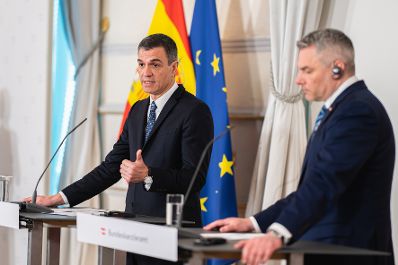 am 16. Februar 2023 empfing Bundeskanzler Karl Nehammer (r.) den Ministerpräsidenten des Königreichs Spanien Pedro Sánchez (l.) zu einem Gespräch im Bundeskanzleramt.