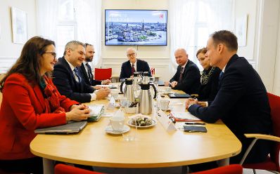 Am 30. März 2023 reiste Bundeskanzler Karl Nehammer zu einem Arbeitsbesuch nach Schweden. Im Bild im Gespräch mit Frederik Persson, Präsident von BusinessEurope, Annika Bresky, CEO von Stora Enso und Micael Johansson, CEO von Saab AB.
