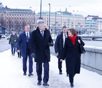 Am 30. März 2023 reiste Bundeskanzler Karl Nehammer (l.) zu einem Arbeitsbesuch nach Schweden. Im Bild im Gespräch mit der österreichischen Botschafterin Doris Danler (r.).