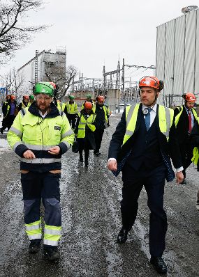 Am 30. März 2023 reiste Bundeskanzler Karl Nehammer (2.v.r.) zu einem Arbeitsbesuch nach Schweden. Im Bild beim Besuch der Firma Stockholm Exergi.