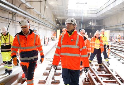 Am 31. März 2023 reiste Bundeskanzler Karl Nehammer zu einem Arbeitsbesuch nach Dänemark. Im Bild beim Besuch der U-Bahn Baustelle der Firma Rhomberg in Kopenhagen.