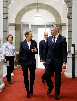 Am 31. März 2023 reiste Bundeskanzler Karl Nehammer (r.) zu einem Arbeitsbesuch nach Dänemark. Im Bild mit der dänischen Premierministerin Mette Frederiksen (l.).