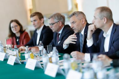 Am 17. April 2023 lud Bundeskanzler Karl Nehammer gemeinsam mit Bundesminister Magnus Brunner und Bundesminister Martin Kocher Vertreterinnen und Vertreter der Wirtschaft zu einem Gespräch ein.