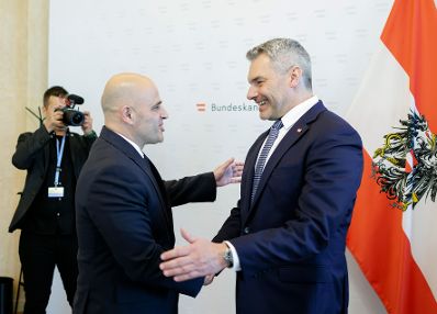 Am 20. April 2023 empfing Bundeskanzler Karl Nehammer (r.) den nordmazedonischen Premierminister Dimitar Kovacevski (l.) zu einem Arbeitsgespräch im Bundeskanzleramt.