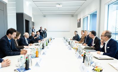 Am 21. April 2023 besuchte Bundeskanzler Karl Nehammer die Firma AVL List GmbH.