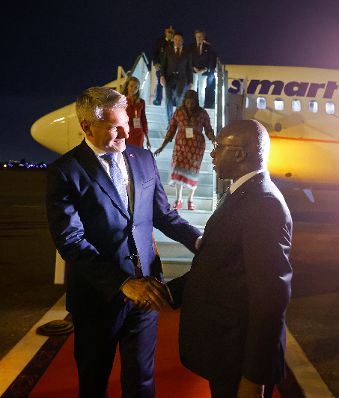 Am 24. April 2023 reiste Bundeskanzler Karl Nehammer (l.) zu einem Arbeitsbesuch nach Angola. Im Bild mit dem Außenminister von Angola Téte António (r.).