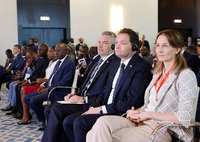 Am 24. April 2023 reiste Bundeskanzler Karl Nehammer (3.v.r.) zu einem Arbeitsbesuch nach Angola. Im Bild mit Bundesminister Norbert Totschnig (2.v.r.) beim Wirtschaftsforum.