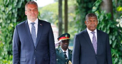 Am 24. April 2023 reiste Bundeskanzler Karl Nehammer (l.) zu einem Arbeitsbesuch nach Afrika. Im Bild mit dem Präsidenten von Angola Joao Lourenco (r.).