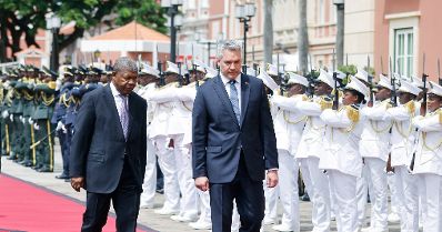 Am 24. April 2023 reiste Bundeskanzler Karl Nehammer (r.) zu einem Arbeitsbesuch nach Angola. Im Bild mit dem Präsidenten von Angola Joao Lourenco (l.).