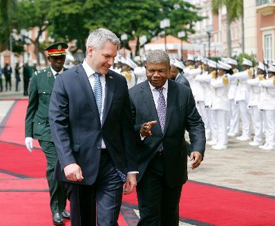 Am 24. April 2023 reiste Bundeskanzler Karl Nehammer (l.) zu einem Arbeitsbesuch nach Angola. Im Bild mit dem Präsidenten von Angola Joao Lourenco (r.).