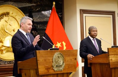 Am 24. April 2023 reiste Bundeskanzler Karl Nehammer (l.) zu einem Arbeitsbesuch nach Angola. Im Bild mit dem Präsidenten von Angola Joao Lourenco (r.) bei einer gemeinsamen Pressekonferenz.