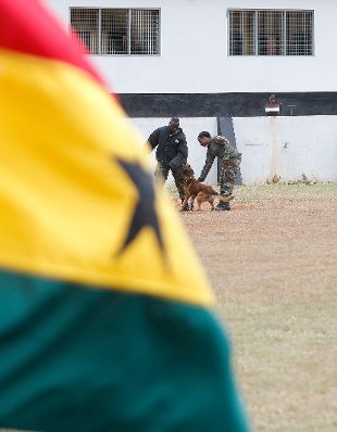 Am 26. April 2023 reiste Bundeskanzler Karl Nehammer zu einem Arbeitsbesuch nach Ghana. Bei einem Besuch der National Dog Acedemy von Ghana.